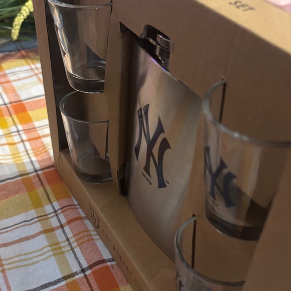 NY Yankees Silver Flask and Glass Set with Blue Accents - Picture 4 of 7
